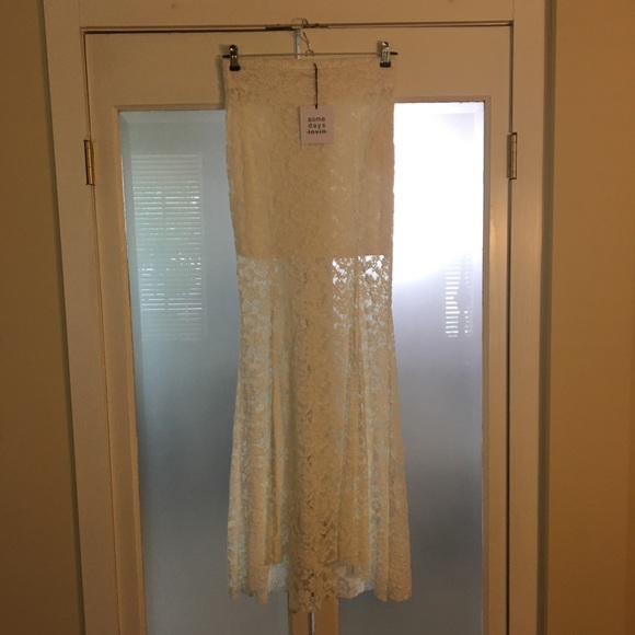 Gorgeous lace skirt! - Picture 2 of 5